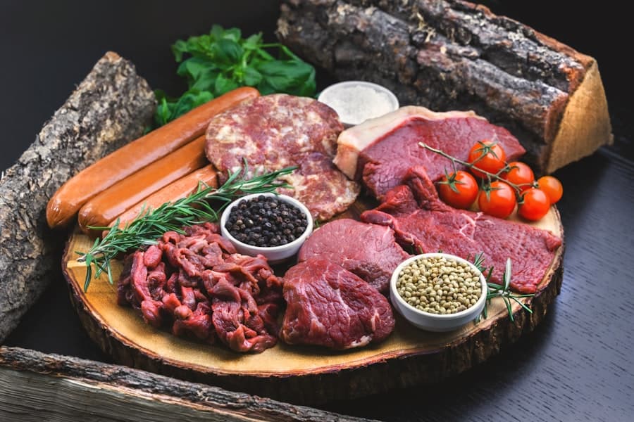 Frisches Fleisch mit Kräutern auf Holzbrett